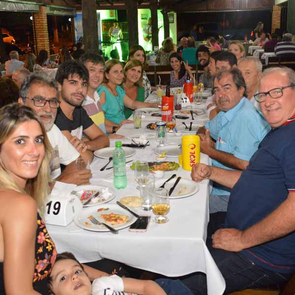 Dom Pepe recebe clientes ao som de Estação Acústica