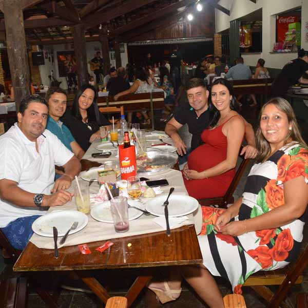Galera saboreia a melhor pizza da região na Dom Pepe Pizzaria