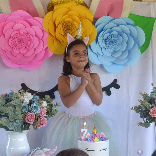 Laura Gobetti apaga velinhas ao lado de amiguinhos e familiares