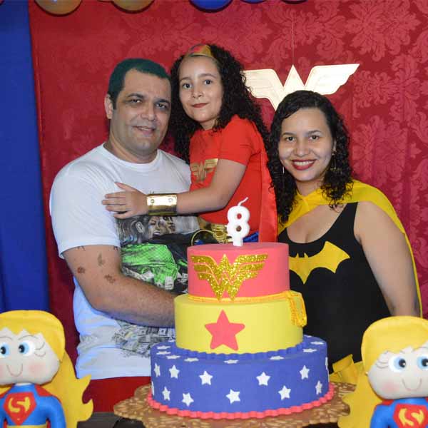 Ana Laura apaga 8 velinhas com festa do Super-heróis