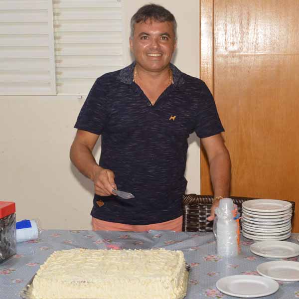 Luis Cesar celebra aniversário ao lado de amigos e familiares