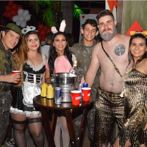 Festa à fantasia anima a galera no Espaço Di Fiori