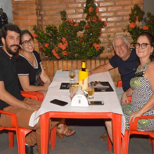Dom Pepe Pizzaria recebe clientes ao som de Juliana Ramos e Sam Moura