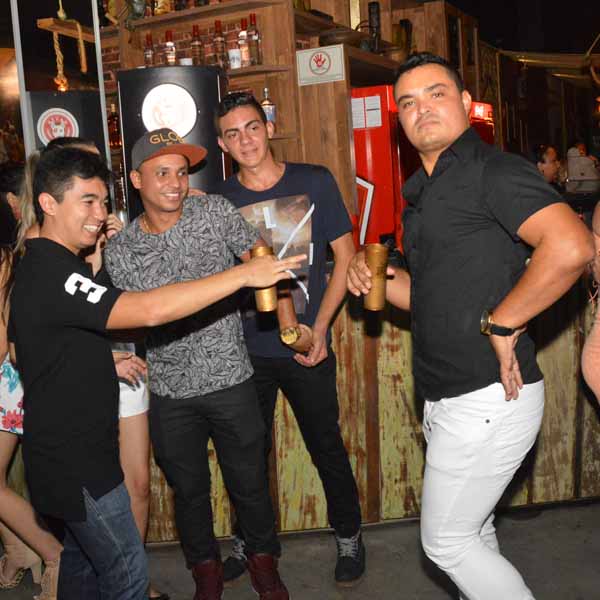 Jesse James anima público até altas horas