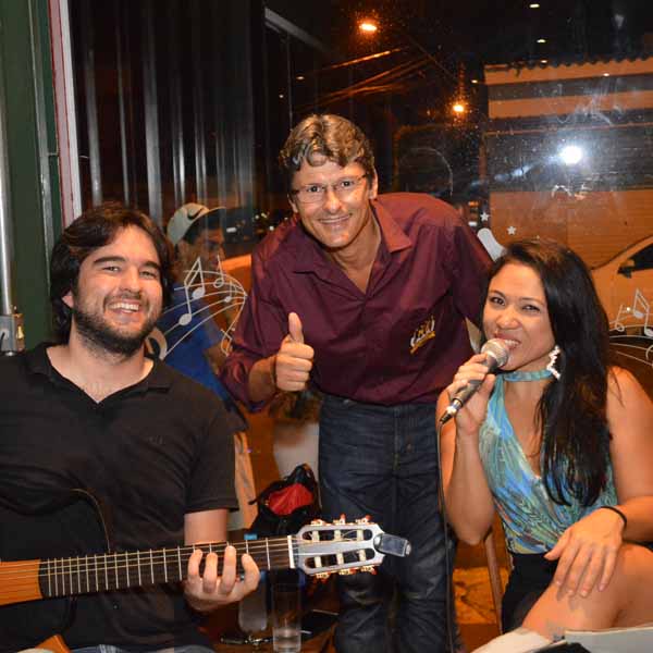 Galera curte noite de sábado no NZ Bar Container, em Quatá