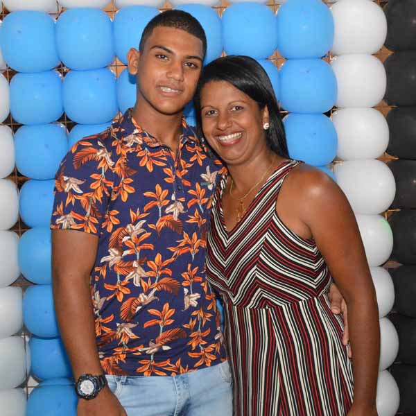 Matheus reúne amigos e familiares para celebrar os seus 15 anos