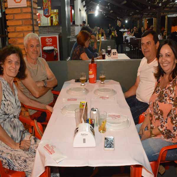 Gente bonita marca presença na Dom Pepe Pizzaria