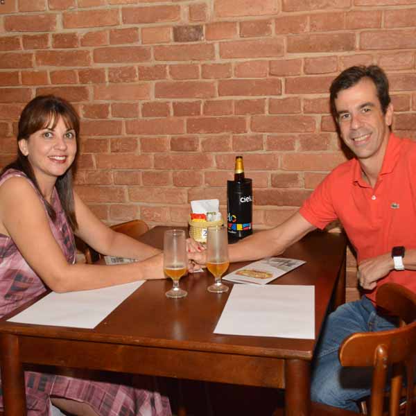 Casa Vilharquides recebe clientes ao som de música ao vivo