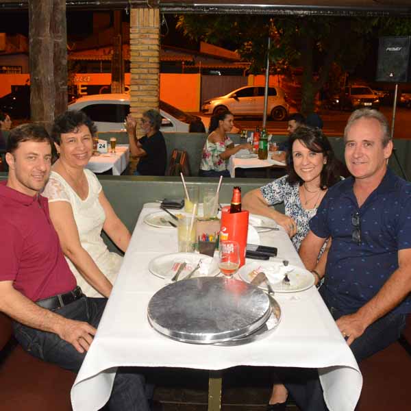 Galera curte a noite de sábado na Dom Pepe Pizzaria