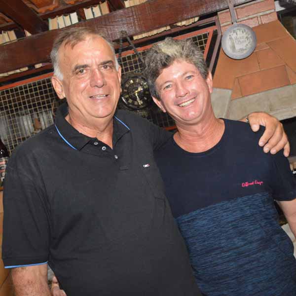 Amigos se reúnem para comemorar a chegada de mais um ano de vida