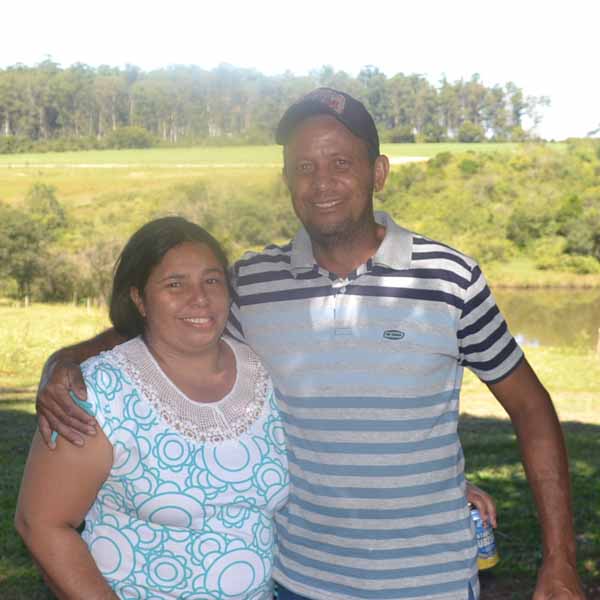 Amigos se reúnem para um delicioso almoço caipira