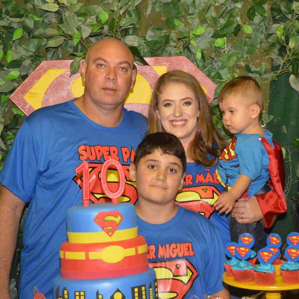 Luiz Miguel e João fazem aniversário e ganham festa do Super Homem