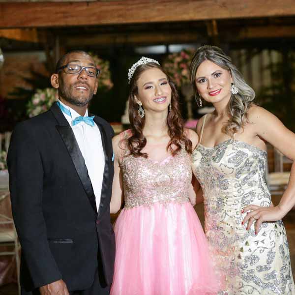 Jennifer Ribeiro completa 15 anos com festa