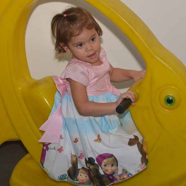 Ana Lívia faz 3 aninhos e comemora com festa da Masha e o Urso
