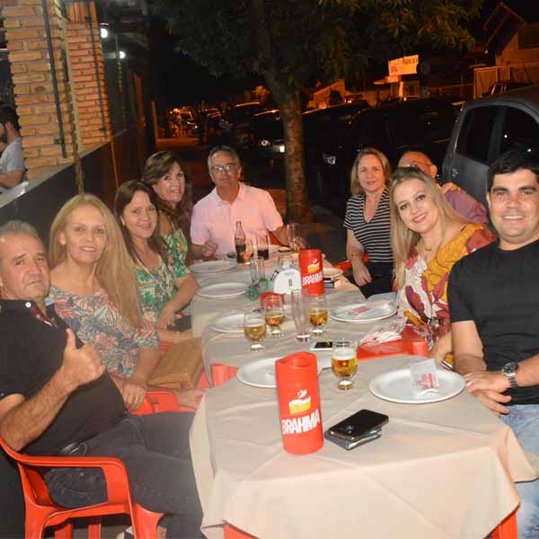 Galera saboreia a melhor pizza do interior na Dom Pepe