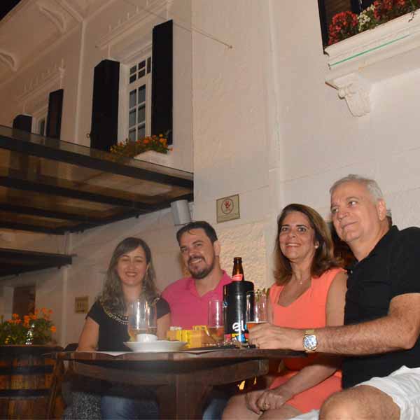 Casa Vilharquide recebe clientes ao som de música ao vivo