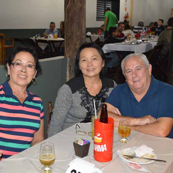 Clientes da Dom Pepe saboreiam a melhor pizza da região ao som da Banda 100 Limites