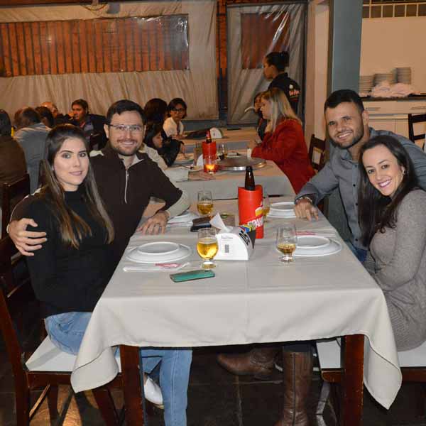 Galera curte sábado de noite fria na Dom Pepe Pizzaria