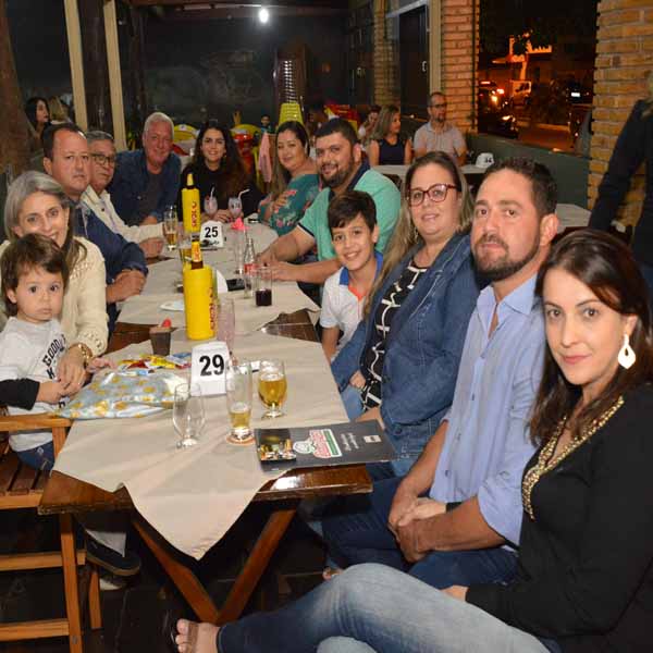 Clientes da Dom Pepe saboreiam a melhor pizza da região