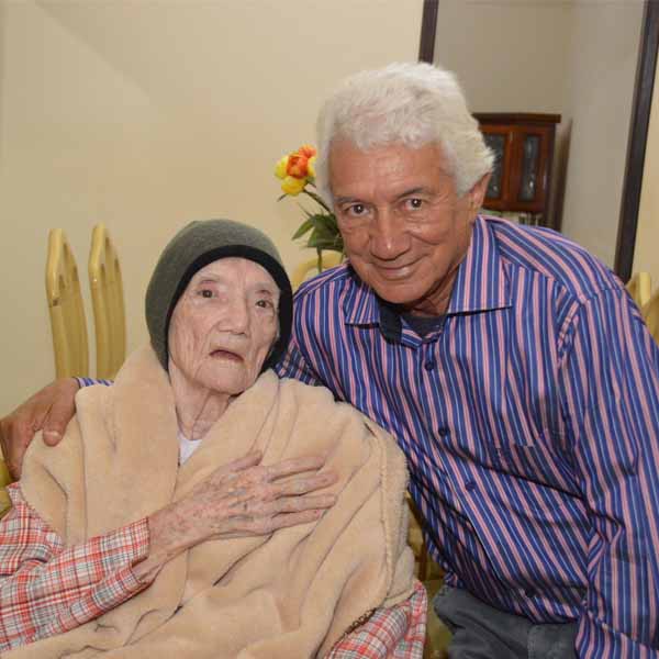 Manélito celebra o dom da vida com festa