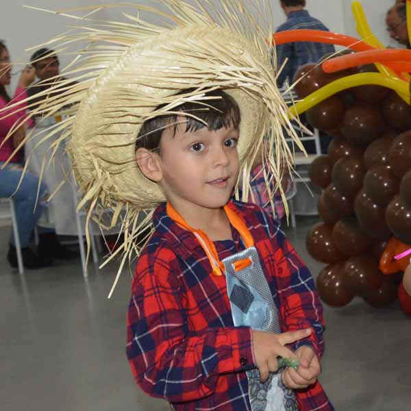 Hugo Cavalcanti comemora aniversário com grande arraiá