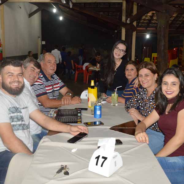 Dom Pepe recebe clientes em noite de sábado
