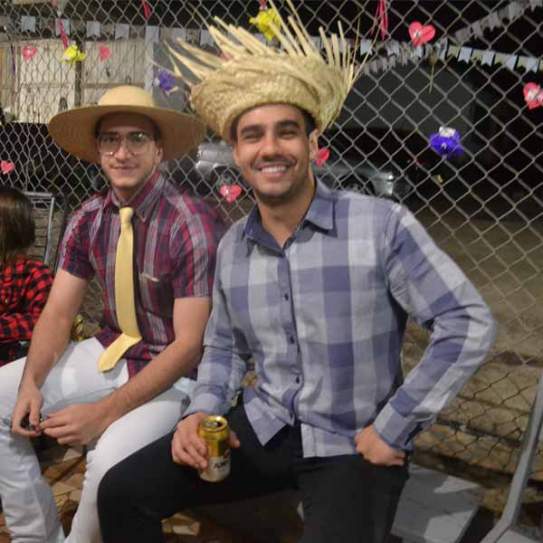 Amigos se reúnem em arraiá junino