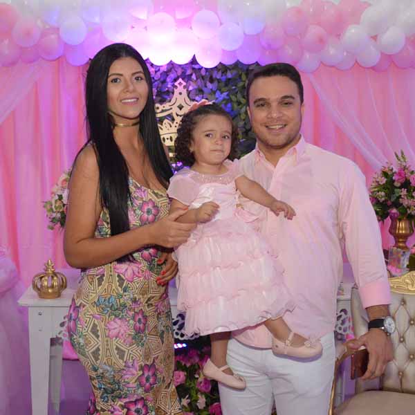 Manuella apaga a 2ª velinha e comemora com linda festa