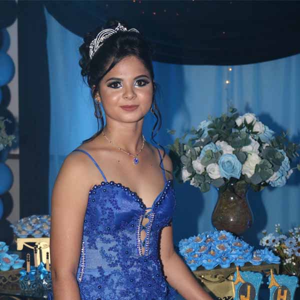 Jeniffer Costa celebra a chegada dos seus 15 anos