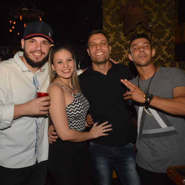 Galera se diverte até altas horas no Jesse James