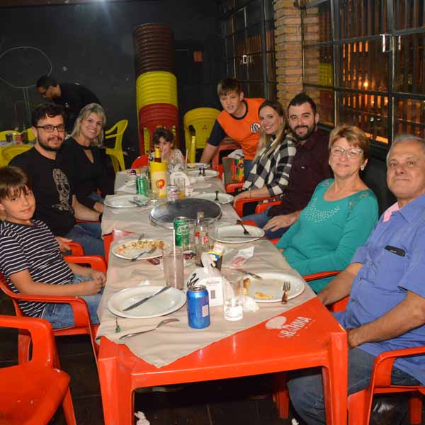 Galera curte a noite de sábado na Dom Pepe Pizzaria