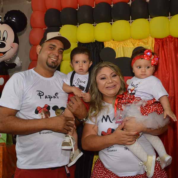 Gêmeos João Miguel e Maria Eduarda apagam a 1ª velinha