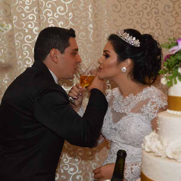 Denis e Bárbara se casam e celebram com linda festa