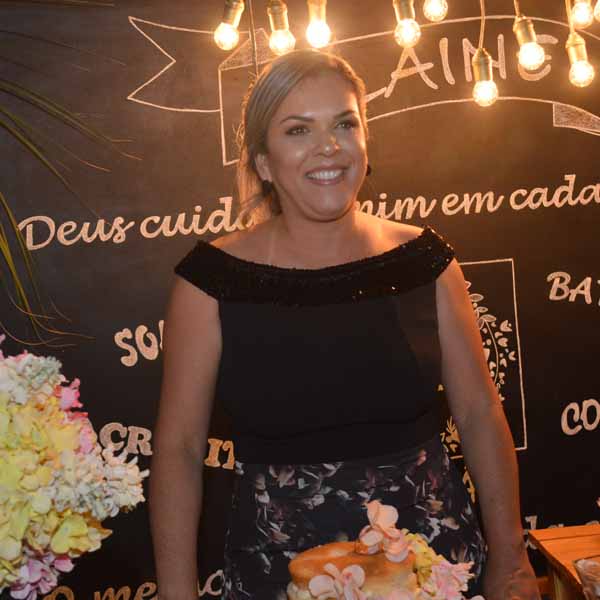 Elaine faz festa para celebrar a chegada de mais um aniversário