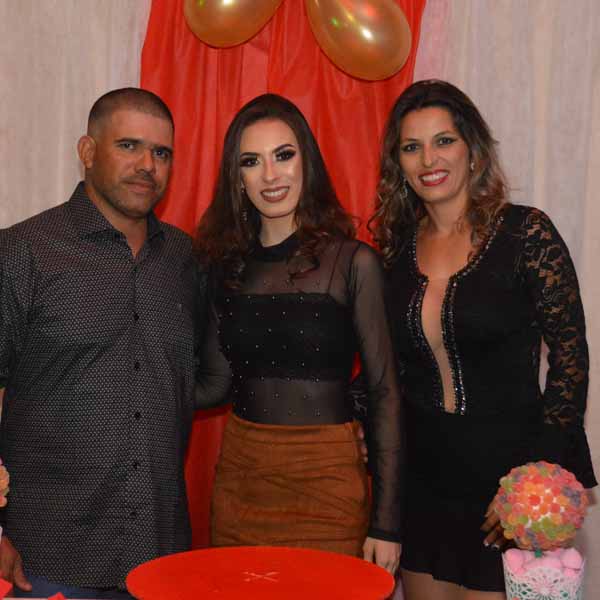 Yasmin Veríssimo celebra os seus 18 anos ao lado dos seus amigos e familiares
