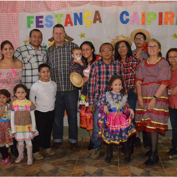 Casal Edinei e Elaine reúne a galera para uma animada festa julina