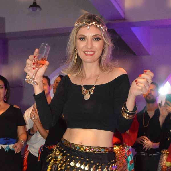 Com Noite Cigana, Flávia celebra os seus 40 anos