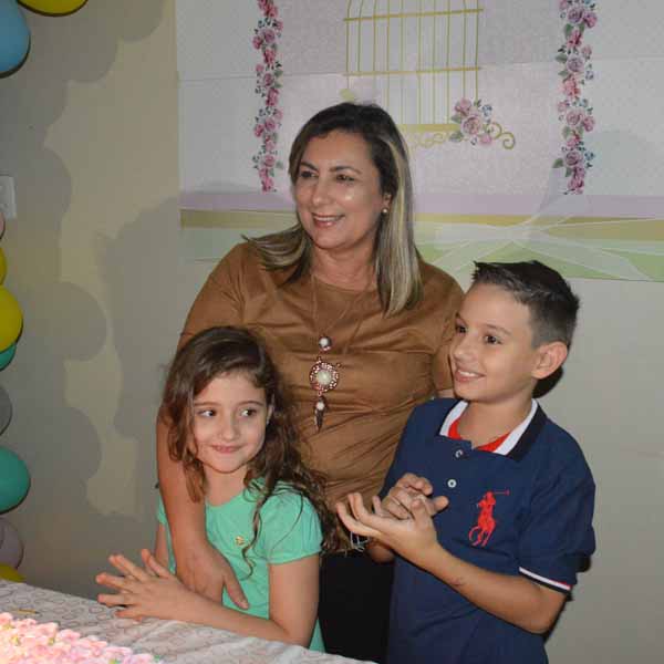 Márcia Azoia ganha festa surpresa em comemoração ao seu aniversário