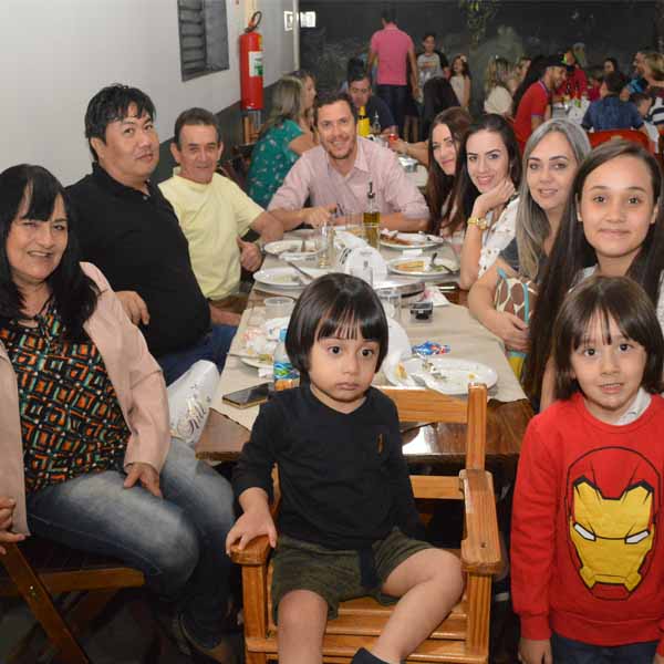 Galera saboreia a melhor pizza da região na Dom Pepe Pizzaria