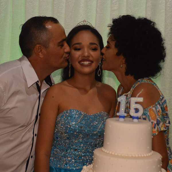 Maria Eduarda celebra a chegada dos seus 15 anos com linda festa