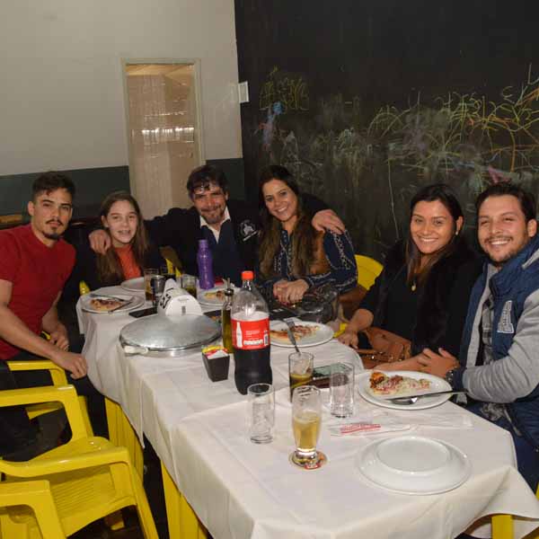 Galera saboreia a melhor pizza da região na Dom Pepe