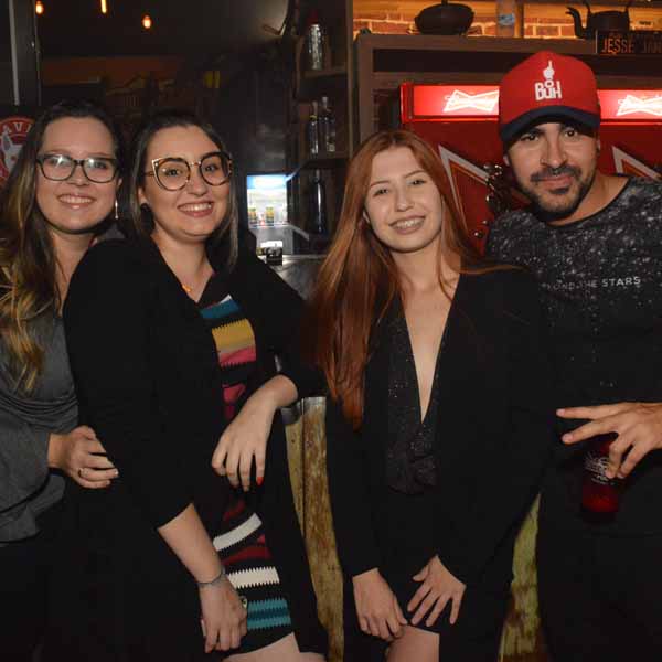 Jesse James anima público até altas horas