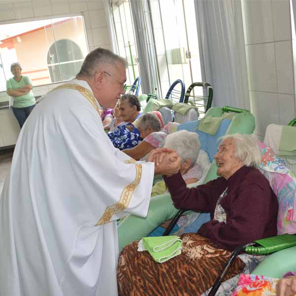 Missa e almoço são realizados no Lar dos Idosos em celebração à 1ª Programação da Semana do Idoso