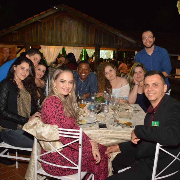 Amigos e familiares se encontram e confraternizam