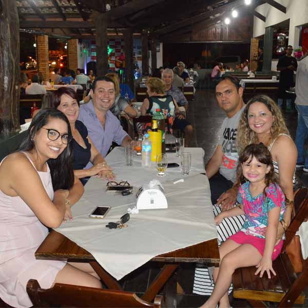 Galera saboreia a melhor pizza da região na Dom Pepe