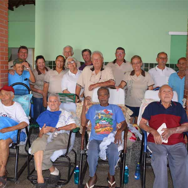 Lions Clube no café da tarde de sábado no Lar dos Idosos