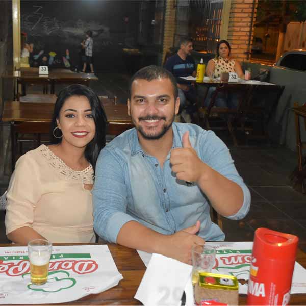 Clientes da Dom Pepe saboreiam a melhor pizza da região ao som de Tiago Abreu e Suelen
