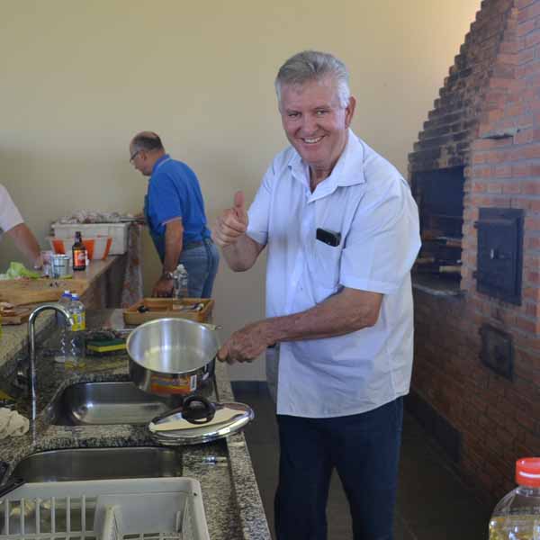 Marinho Thimóteo recepciona seus amigos com deliciosa Galinhada.