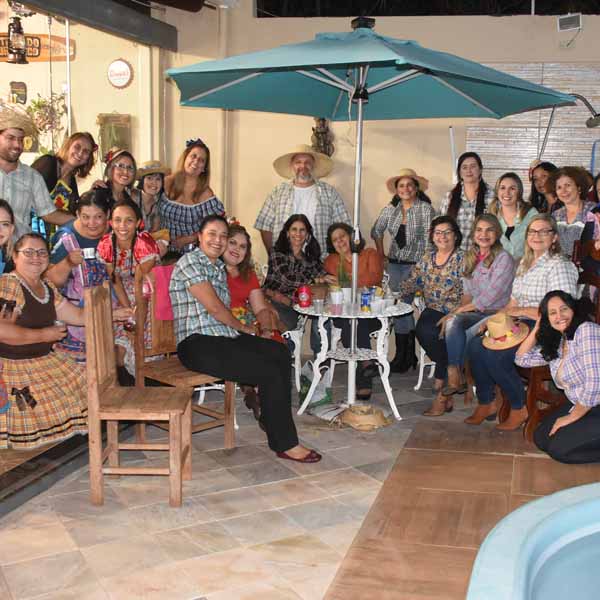 Professores da escola Gep, confraternizam festa Junina.