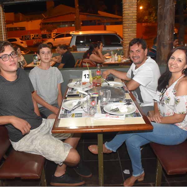 Galera curte o último sábado na Dom Pepe Pizzaria